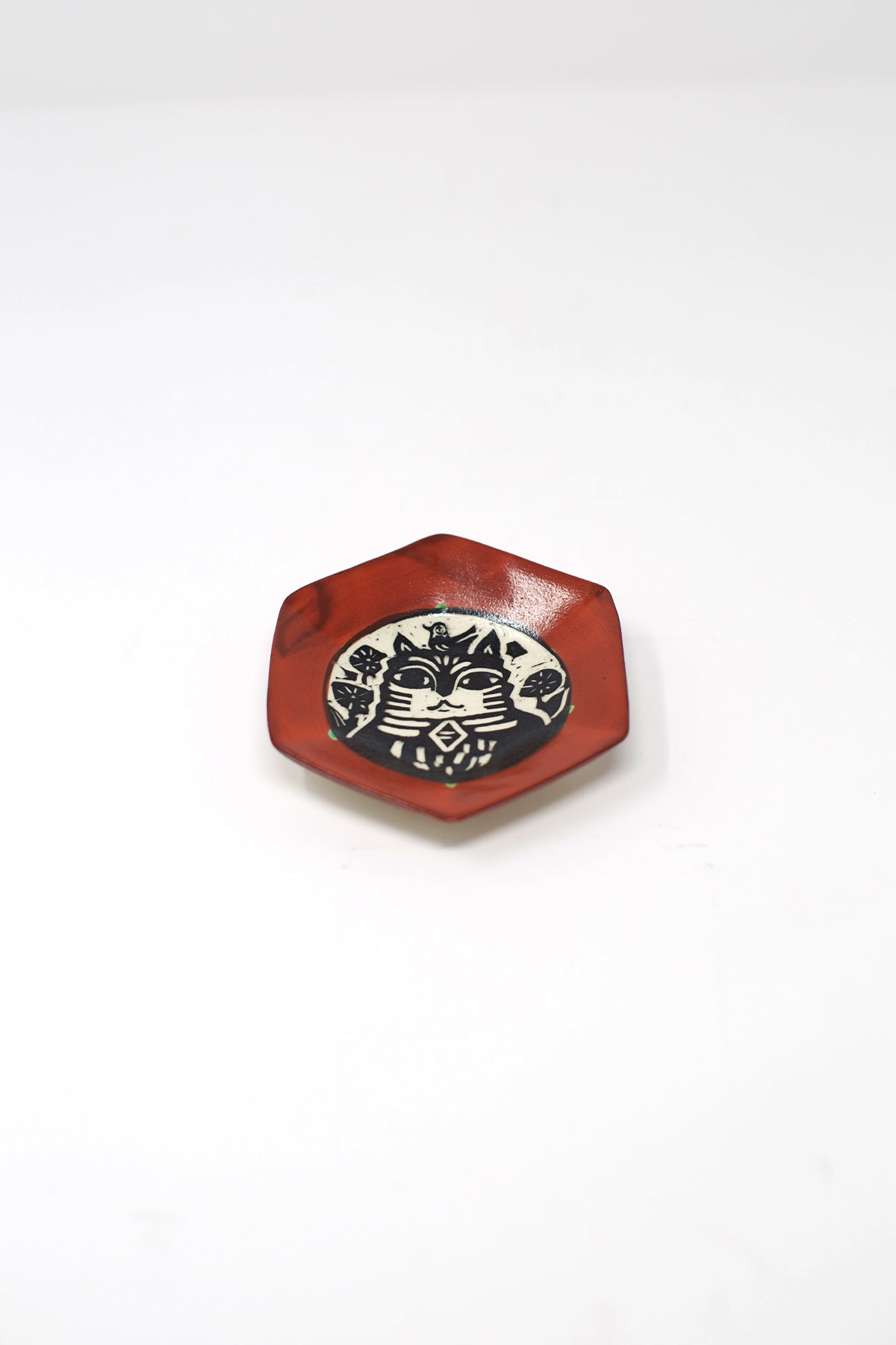 Misao Yajima Small Cat Hexagonal Plate (矢島操)