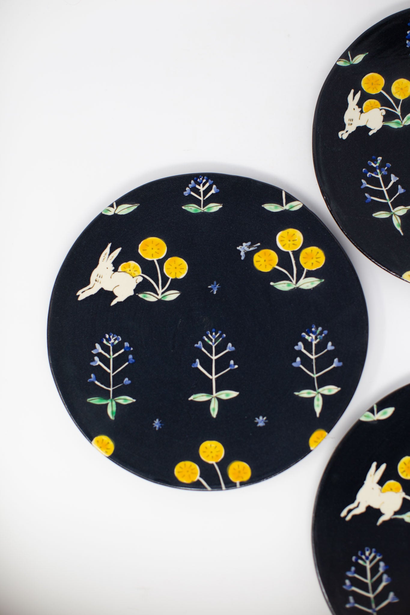Misao Yajima Large Round Rabbit & Flower Plate (矢島操)