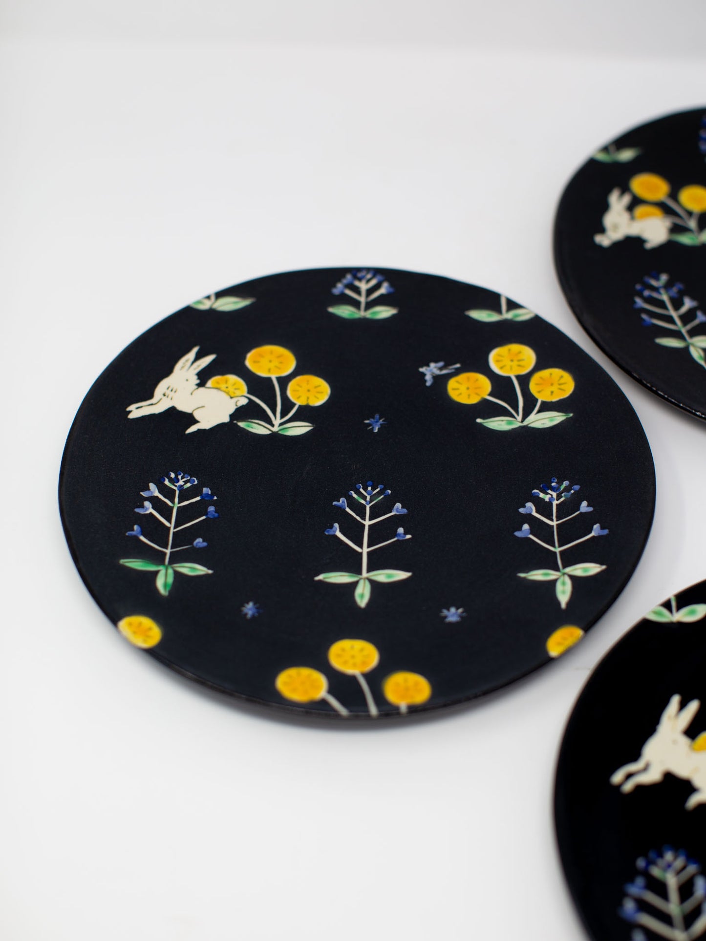 Misao Yajima Large Round Rabbit & Flower Plate (矢島操)