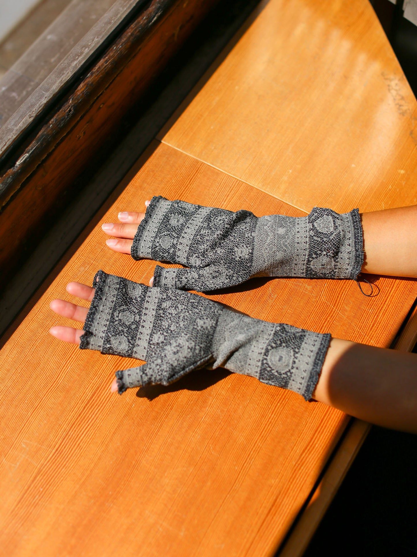 M. & Kyoko Woven Armwarmer - Light Grey (1525)