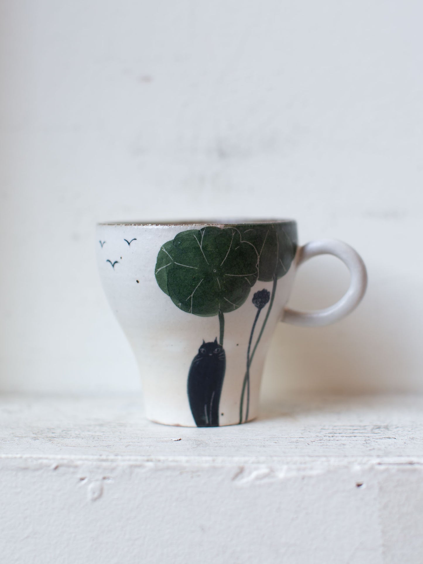 "Cat and Lotus Leaves" Mug by Otani Momoko (大谷桃子)