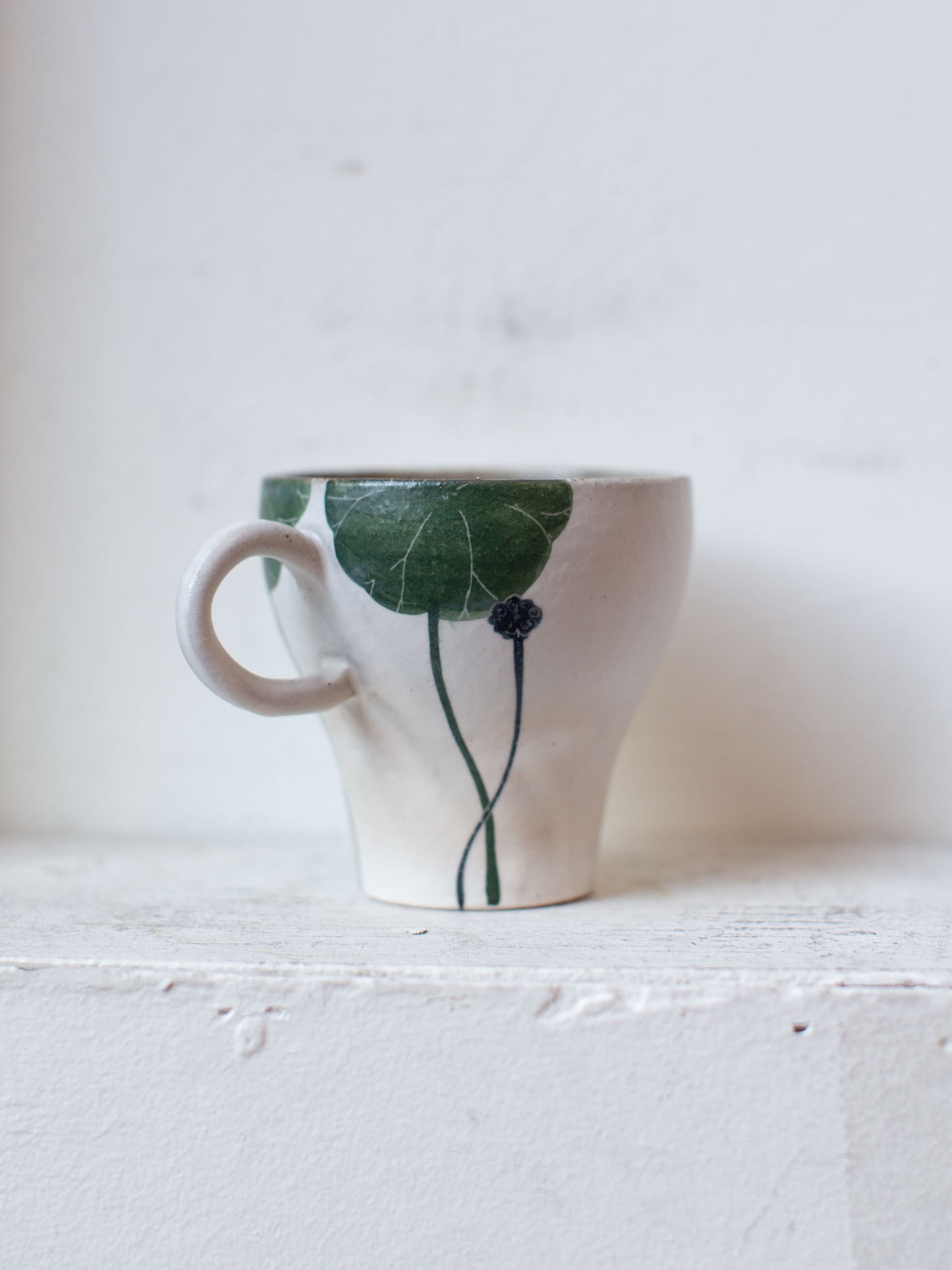 "Cat and Lotus Leaves" Mug by Otani Momoko (大谷桃子)