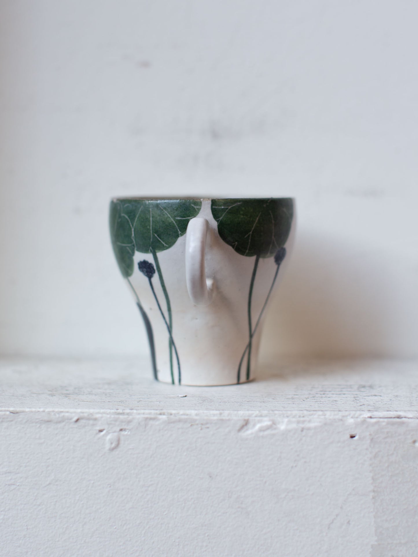 "Cat and Lotus Leaves" Mug by Otani Momoko (大谷桃子)