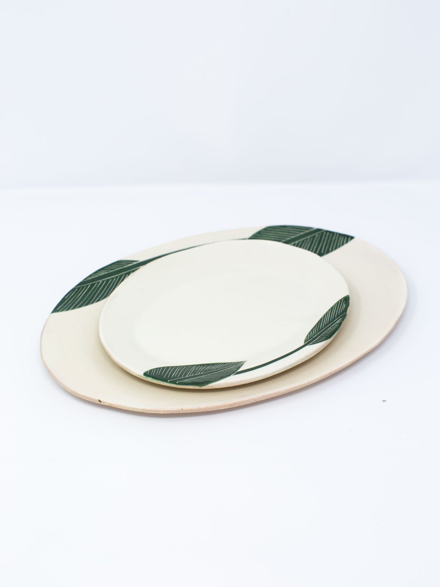 Banana Leaf Oval Plate by Momoko Otani (大谷桃子)