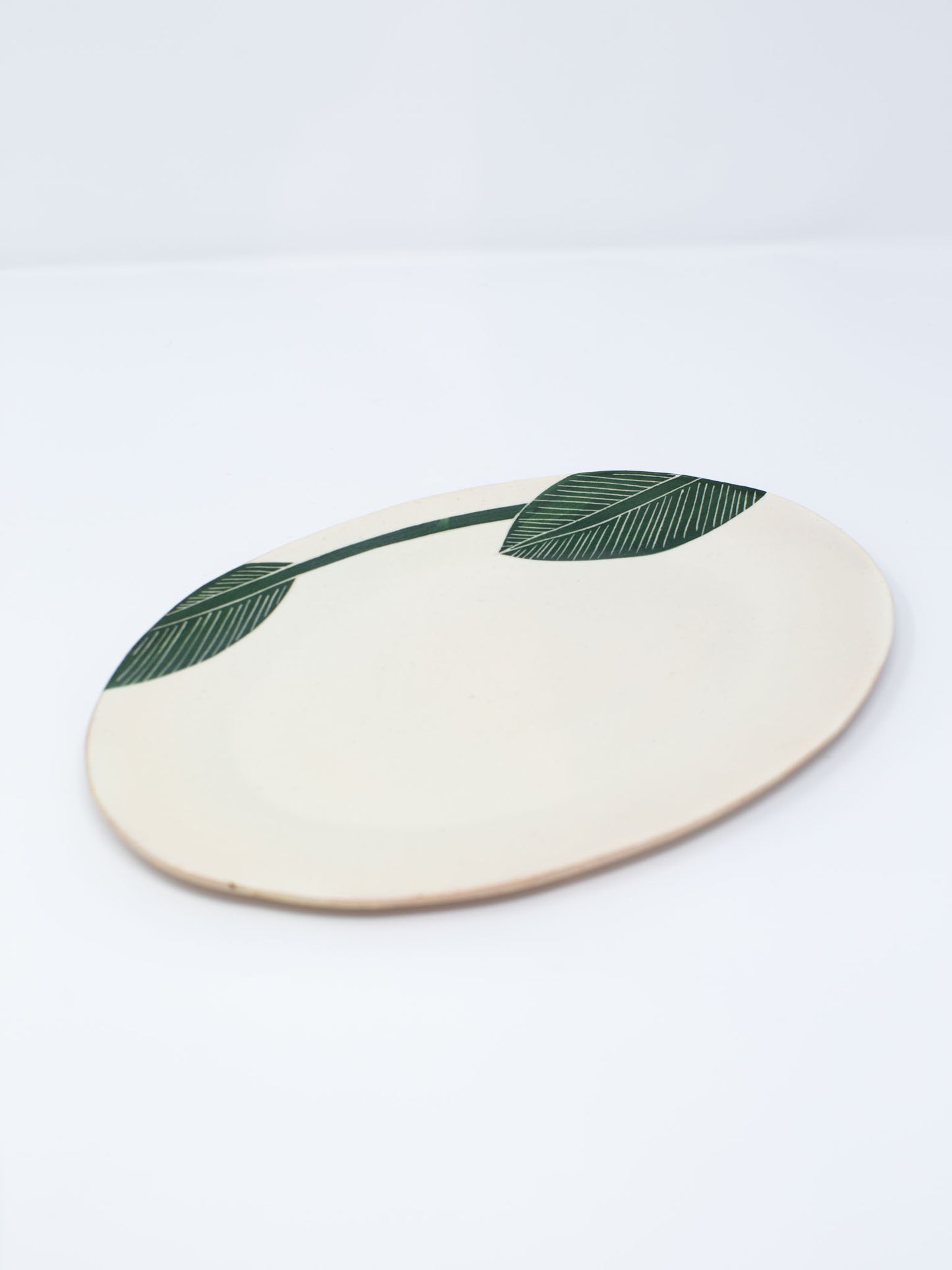 Banana Leaf Oval Plate by Momoko Otani (大谷桃子)