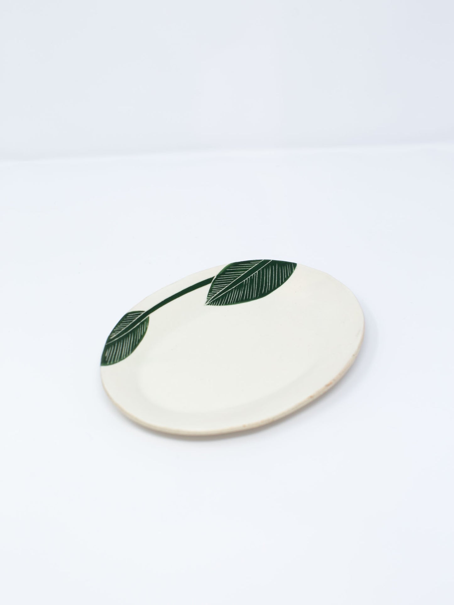 Banana Leaf Oval Plate by Momoko Otani (大谷桃子)