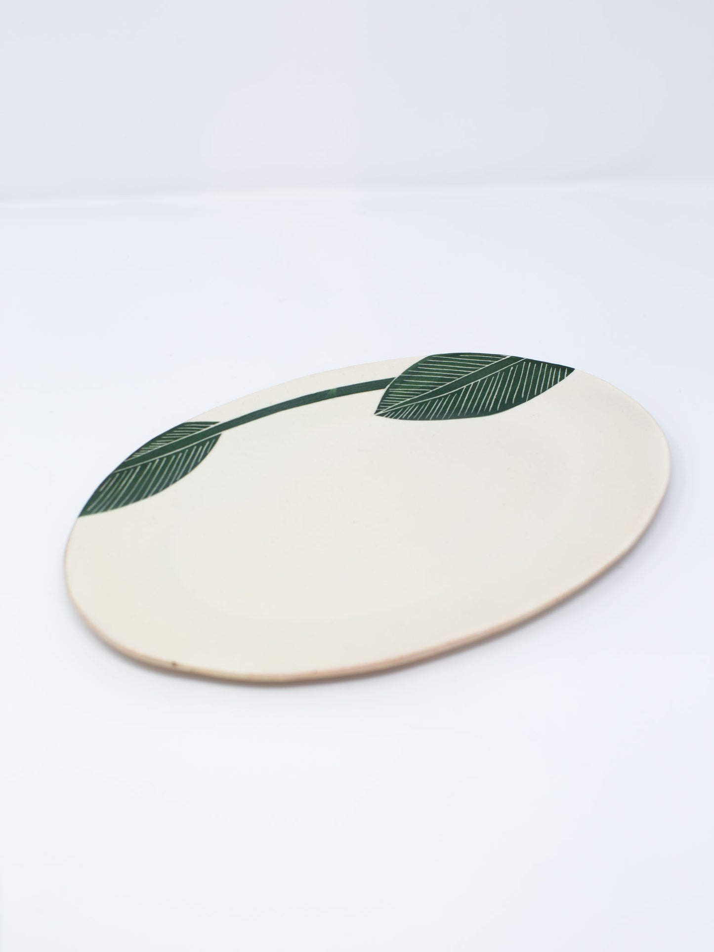 Banana Leaf Oval Plate by Momoko Otani （大谷桃子）