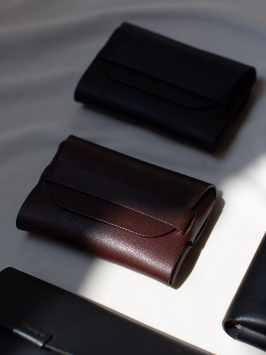 Urukust Leather Card Case - Black/Dark Brown