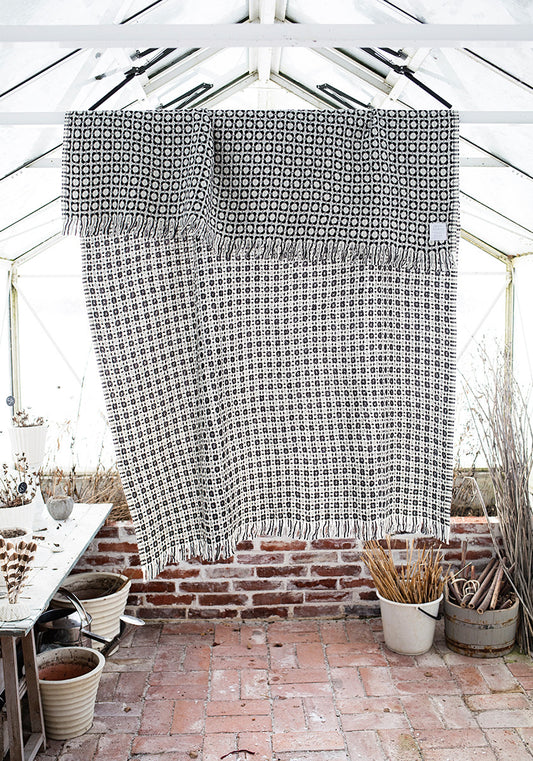 Lapuan Kankurit CROWN Wool Blanket (Grey--black)